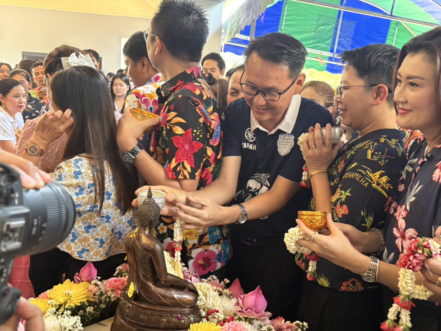 title - วันศุกร์ที่ 10 เมษายน 2569 นายประเสริฐ กาญจนเกียรติกุล ปฏิรูปที่ดินจังหวัดบุรีรัมย์ พร้อมด้วยเจ้าหน้าที่ ส.ป.ก.บุรีรัมย์ ร่วมพิธีสรงน้ำพระและพิธีรดน้ำดำหัวขอพรผู้ว่าราชการจังหวัดบุรีรัมย์เนื่องในประเพณีสงกรานต์ วันขึ้นปีใหม่ไทย ประจำปี 2569